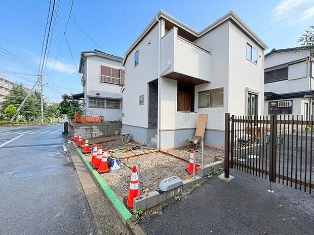 周囲の建物と道路を挟んでしっかり距離が保たれているため、室内に圧迫感を与えず、心地よい自然光と爽やかな風をたっぷりと採り込めます。