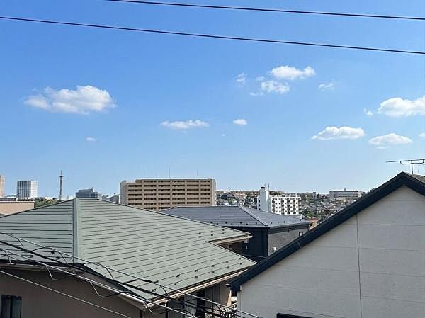 昼間の清々しいブルースカイはもちろん、ドラマチックな夕焼けや、夜には遠くにきらめく街の灯りなど、時間帯ごとに異なる表情の景色を特等席で楽しめます。