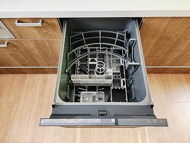 毎日の食器洗いを手軽にする、ビルトインタイプの食器洗い乾燥機を標準装備。食後の片付け時間を短縮し、家族や自分のための自由な時間を作り出します。