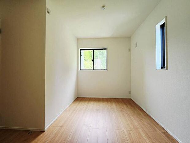 5.6帖の洋室~窓越しに自然を感じられる爽やかなお部屋。2面採光で風通しも良好です。ベッドや家具をレイアウトしやすい縦長形状で、子ども部屋やテレワーク部屋、趣味の空間などマルチに活躍します。