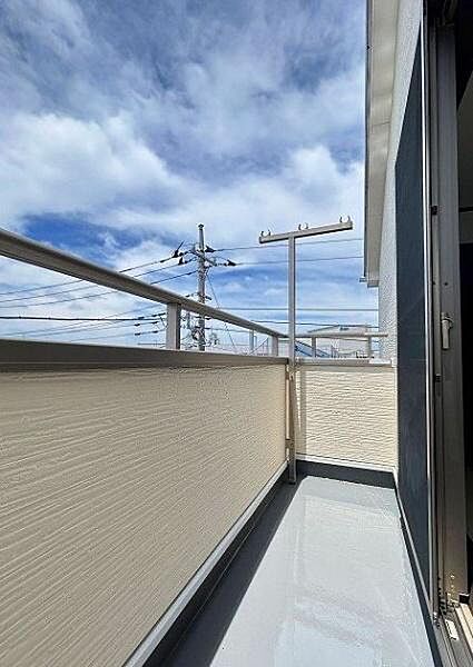 視界を遮るものが少なく、美しい青空とたっぷりの陽光が降り注ぐ明るいバルコニーです。物干し金物が備え付けられており、毎日の大きなお洗濯や布団干しもスムーズに行えます。