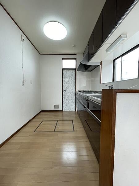 通路幅がゆったりと確保されており、背面に冷蔵庫や食器棚を置いても、複数人でスムーズに作業が可能です。