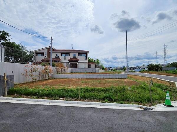 周囲の建物が落ち着いた戸建て中心の街並みであり、高いビルに囲まれていないため、プライバシーを保ちつつ静かに暮らせるエリアです。