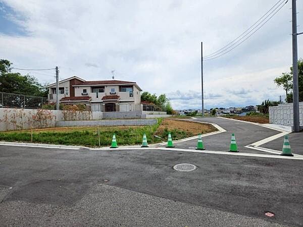 整備された戸建て住宅が並ぶ安心感のある住宅街に位置する現地です。確立されたコミュニティの中で家族全員がゆったりと安心して暮らせる、落ち着いた住環境が魅力のエリアです。