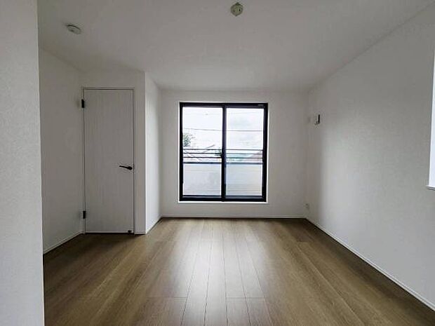 7帖の洋室~バルコニーに面した明るい洋室です。お部屋に心地よい開放感をもたらし、朝は爽やかな光の中で目覚めることができます。