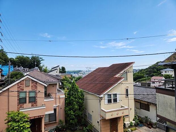 前面を遮る建物が少なく、目の前には抜けるような青空と遠くの緑、そして街並みが広がり、日々の暮らしに心地よい開放感をもたらします。