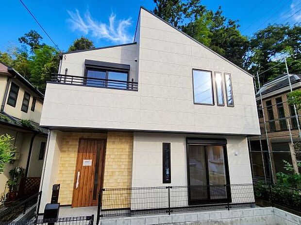 シャープな印象を与える片流れ屋根と、デザイン性の高いスクエア窓が、スタイリッシュな都市型クオリティを演出している外観です。お気軽にお問い合わせください。