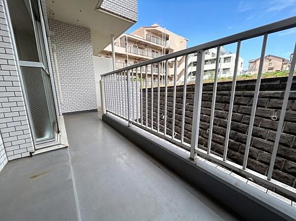 南西向きの陽当たり良好なバルコニー。広さにゆとりがあり、洗濯物もたっぷり干せる実用的なスペースとして日々の生活を支えます。