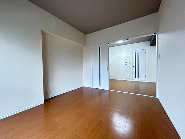 隣室との間に引き戸を設けたレイアウトが特徴の洋室。引き戸を開放すれば2部屋をひとつの広い空間として使え、ライフスタイルに合わせて柔軟に間取りを変化させられる自由度が魅力です。