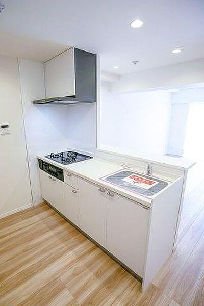 料理をしながらリビングにいるご家族やゲストと軽やかに会話を楽しめるレイアウト。小さなお子様がいるご家庭でも安心です。