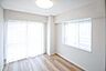寝室：2面採光の明るいお部屋です。