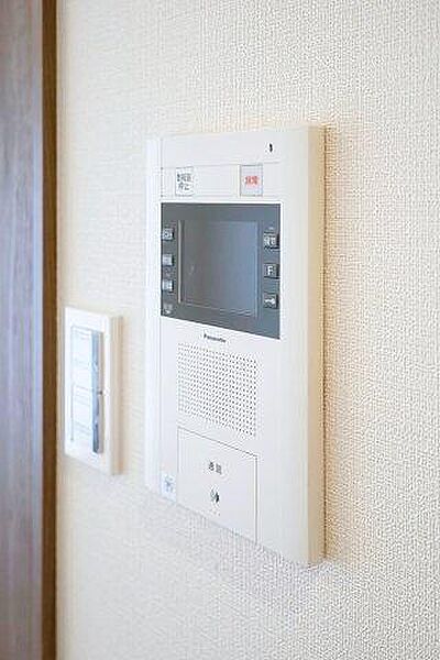 モニター付インターホン設置済。来訪者を映像と音声でしっかりと確認できるため、不審者の侵入を防ぎ、小さなお子様やお留守番の際も安心です。