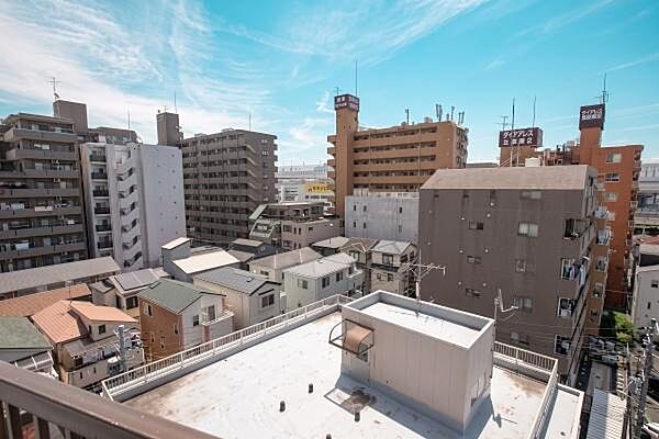 開放感のある眺望を楽しめます。視界の抜けた高い空が広がり、心地よい青空や移りゆく雲の表情を日常的に楽しめるロケーションです。
