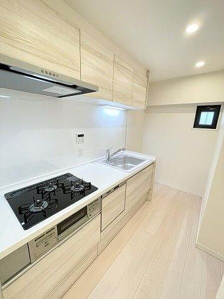 家事時間を短縮してくれるビルトイン食洗機を標準装備。お掃除がしやすい3口コンロやスタイリッシュなレンジフードなど、実用性も良好です。
