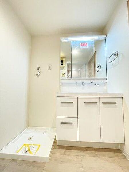 洗面化粧台には、身支度に便利な三面鏡を採用。鏡の裏は収納スペースになっており、洗面まわりの小物をすっきりと片付けられます。