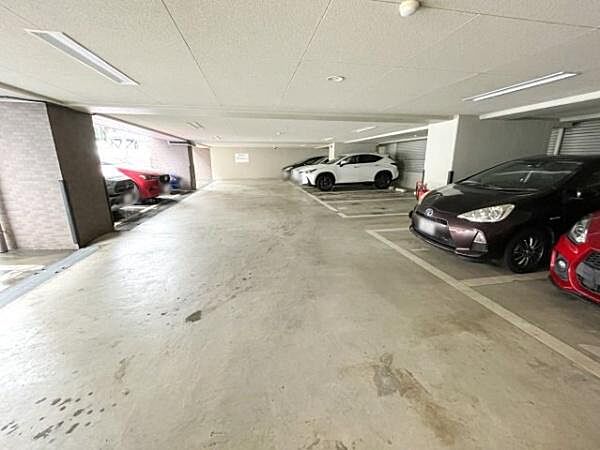 マンション専用駐車場です。