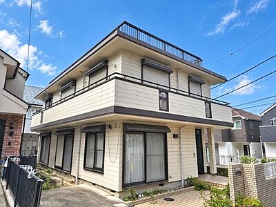 外観:旭化成ホームズ施工ならではの重厚感と気品漂う外観デザイン。角地につき開放感良好。道路からの高低差が少なく、スムーズに出入りできるカースペースを確保しています。 外観:旭化成ホームズ施工ならではの重厚感と気品漂う外観デザイン。角地につき開放感良好。道路からの高低差が少なく、スムーズに出入りできるカースペースを確保しています。