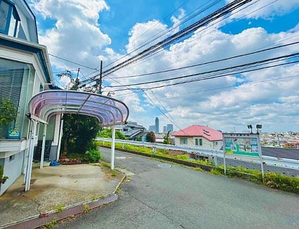 雨風や直射日光から大切な愛車を守ってくれる、屋根付きのカーポートが設置されたカースペース。見通しの良いすっきりとした前面道路に面しており、駐車がスムーズに行える安心のレイアウトです。
