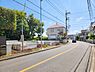 その他：「鶴見」駅バスアクセス！ゆとりある敷地とこだわりのプランニングが魅力。前面道路はゆとりある幅員が確保されており、お車の出入りや駐車もスムーズに行えるロケーションです。