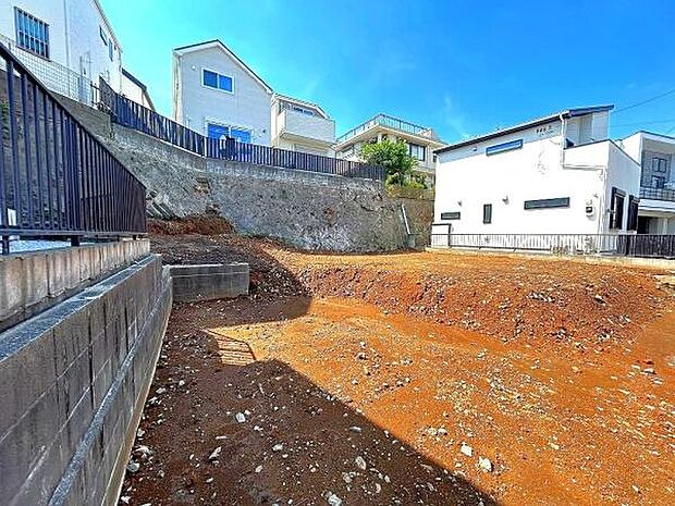 約49.6坪の広々とした開放感のある敷地~隣地や周囲の建物との距離をしっかりと離して配置することができ、圧迫感がなく、光と風が通り抜ける快適な住環境を保てます。