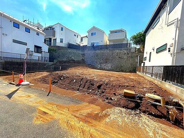 カースペース2台可能です(車種による)。ご夫婦それぞれが1台ずつ車を所有できるため、通勤・送迎・買い出しなど、お互いの行動範囲やスケジュールを気にすることなくアクティブに動けます。