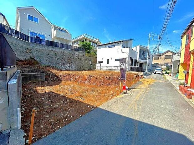 前方の空間が抜けており、圧迫感のない良好な陽当たりと通風を確保できます。現地ご案内いたします。完成済参考建物のご案内、設備・仕様についてのご説明も可能です。お気軽にお問い合わせください。
