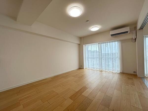 大きな窓からたっぷりの自然光が差し込み、室内全体を明るく爽やかな空間に包み込みます。温かみのある美しい木目のフローリングとすっきりとしたホワイトのクロスが調和した内装です。
