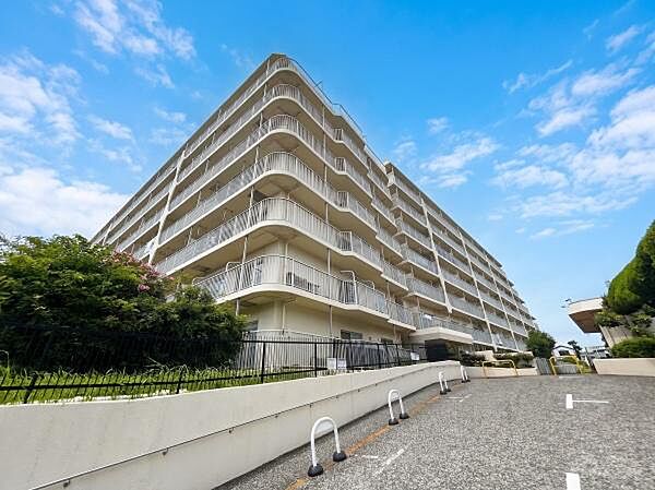 駅徒歩4分の優れた利便性を持ちながらも、緑豊かで落ち着いた住環境に調和する美しいフォルムが魅力です。空室につき内覧受付中です、お気軽にお問い合わせください。