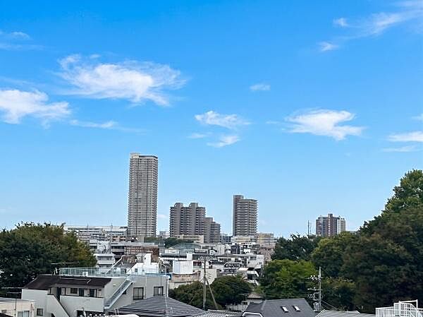 バルコニーからの眺望～周囲に遮る高い建物が少ないため、一日中明るい陽射しと心地よい風を感じることができます。都会の喧騒を忘れさせてくれるこの景色が、日々の疲れを癒やし、心豊かな時間をもたらします。