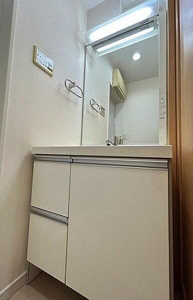 清潔感のある白を基調としたすっきりとしたデザインが魅力の、使い勝手の良い空間。下部には引き出しや開き戸の収納スペースがたっぷり確保されています。