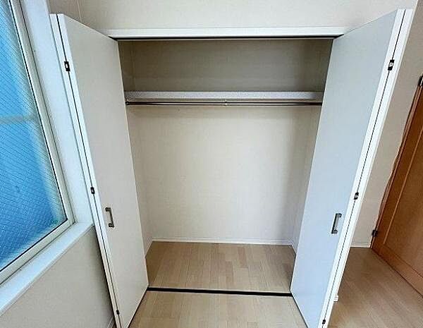 扉が大きく左右に開くため、収納している全体を一度に見渡すことができ、物の出し入れがスムーズに行えます。
