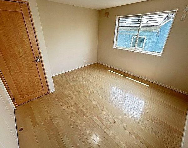 明るい色合いのフローリングと木目の建具が組み合わさり、全体的に優しい雰囲気に仕上がっています。ベッドやデスクなどの家具配置もしやすい使いやすい形状のお部屋です。