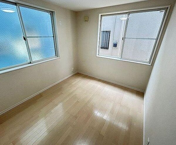 お部屋の2方向に窓が備わっているため、たっぷりと自然光が差し込み、日中は照明なしでも爽やかに過ごせます。