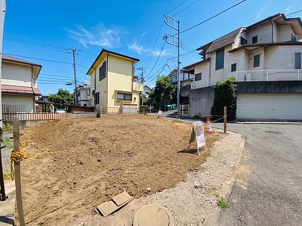 南北に公道・私道が接する接道条件の整った更地。整地が完了しており、ご購入後すぐに建築計画へと進める準備が整ったスムーズに建て始めやすい土地です。