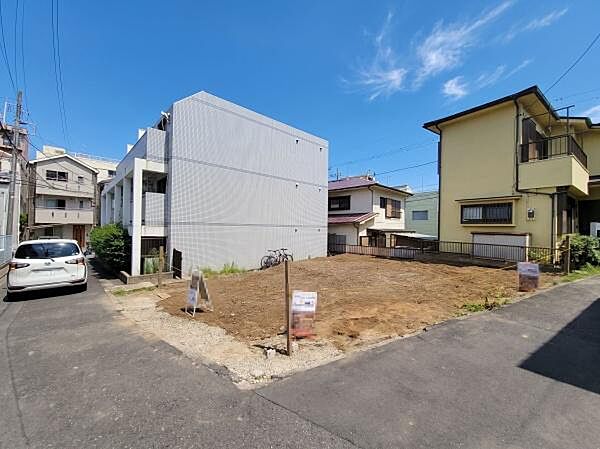角地の抜け感と、落ち着いた神大寺の住宅街が心地よく共存するロケーション。二方向からのアクセスが取れる利便性と、開放的な空間が融合した、暮らしの質を高める宅地です。