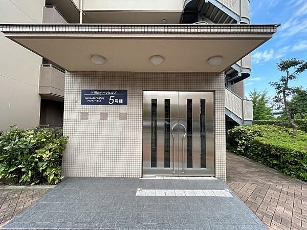 エントランスの左右には、青々とした美しい植栽がバランスよく配置されています。隅々まで丁寧に手入れされており、毎日のお出かけや帰宅のたびに自然の優しさに癒されます。