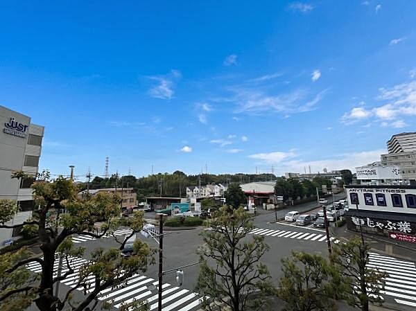 空と緑をのびやかに見渡す、前建てのない爽快なパノラマ眺望。正面は幅広の交差点・道路に面しているため、向かいの建物とのディスタンスが充分に確保されています。