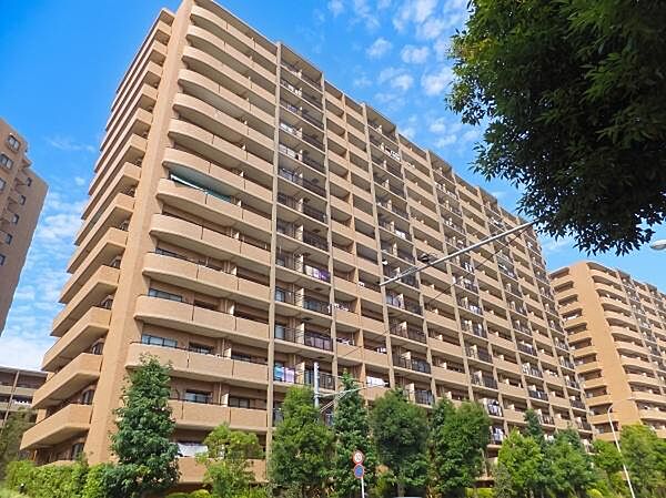 敷地周囲には緑豊かな樹木が植えられ、都市の利便性を享受しながらも、潤いとやすらぎに満ちた住環境が整っています。整備された街路樹が四季折々の表情を見せ、毎日の帰宅路を彩ってくれます。