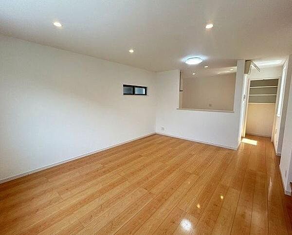 天井にすっきりと配置されたダウンライトとメイン照明が、シーンに合わせてお部屋の表情を演出します。室内階段やフロア間のつながりを感じさせる設計により、デザイン性と実用性を両立しています。