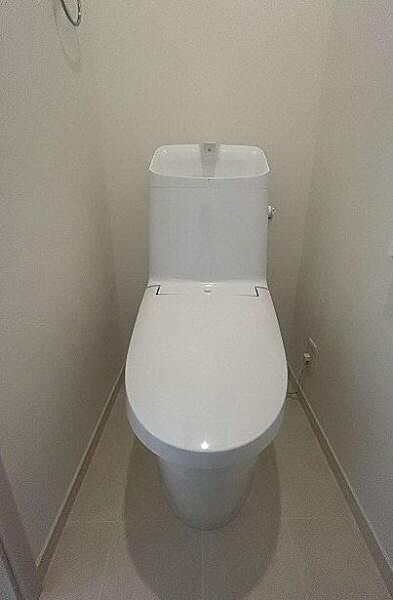 ホワイトを基調とした、明るく清潔感のあるトイレスペース。無駄のないシンプルなデザインのトイレが、洗練されたモダンな空間を演出します。