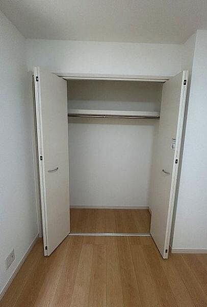 お部屋の雰囲気に馴染む清潔感のあるホワイトカラーの収納扉。すっきりとしたデザインが空間を広く見せ、インテリアの邪魔をしません。隅々まで美しい仕上がりで、新生活を気持ちよくスタートできます。