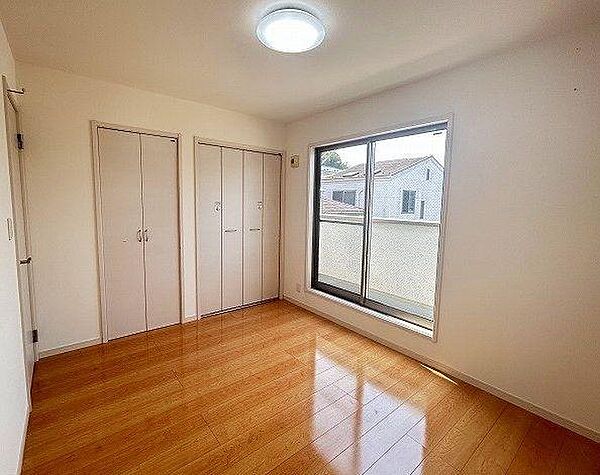 大きな掃き出し窓からはたっぷりの自然光が差し込み、明るく開放的な空間に。窓の外にはバルコニーが広がり、爽やかな風を感じられます。