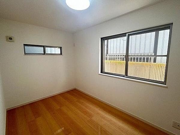 複数の窓からたっぷりの自然光が差し込む、爽やかな空間。お部屋全体が明るく、日中は照明いらずで快適に過ごせます。風通しも良く、いつでも新鮮な空気を取り込める心地よいスペースです。
