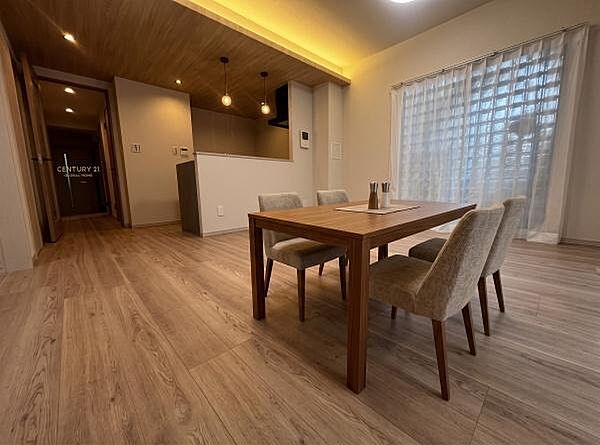 飽きのこないシンプルなデザインなので、北欧風やモダン、ナチュラルなど、お好みのインテリアや家具が美しく映える洗練された空間です（家具・調度品はAI生成となります）。
