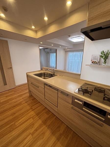 フローリングや建具と統一感のあるナチュラルな木目調で、LDKのインテリアに美しく馴染む洗練された佇まいです。（調度品はAI生成となります）