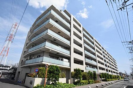 ペット飼育可能(犬猫計2匹まで、細則有)。すっきりと洗練されたアースカラーを基調とした外観は、落ち着きと気品を兼ね備えたデザインです。