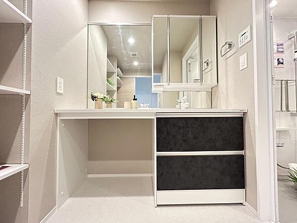 洗面ボウルの横にゆったりとしたカウンターを設けた、ホテルライクな洗面化粧台です。カウンター下は椅子を置けるオープンスペースとなっており、朝のメイクや夜のスキンケアを座ってゆったりと行えます。