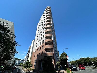 外観:三井不動産旧分譲「パークホームズ」シリーズ。ペット飼育可能(細則有)。青空に美しく映える、シャープでスタイリッシュな鋭角のフォルムが目を引く外観デザインです。 外観:三井不動産旧分譲「パークホームズ」シリーズ。ペット飼育可能(細則有)。青空に美しく映える、シャープでスタイリッシュな鋭角のフォルムが目を引く外観デザインです。