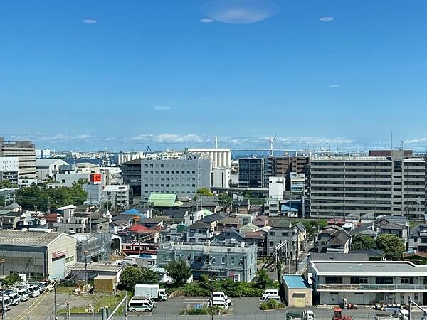 澄み渡る青空の下、遠くベイエリアまで広がる開放感あふれる眺望が魅力です。眼下には活気ある街並みが広がり、その先には横浜のシンボルであるベイブリッジを遠望できます。