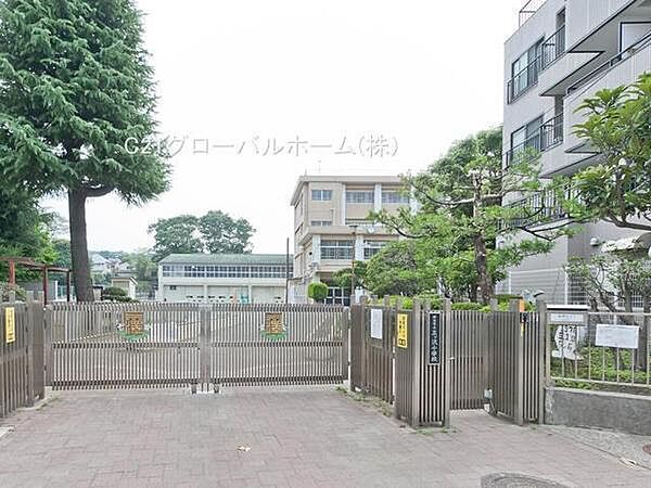横浜市立三ツ沢小学校まで950m